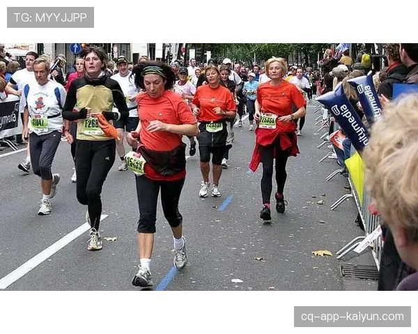 数千名科隆球迷自发组织“为球队奔跑”环城马拉松，为保级加油打气