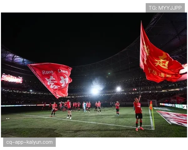 凤凰山体育公园足球场41,428名观众组成围巾墙，雄起声响彻夜空