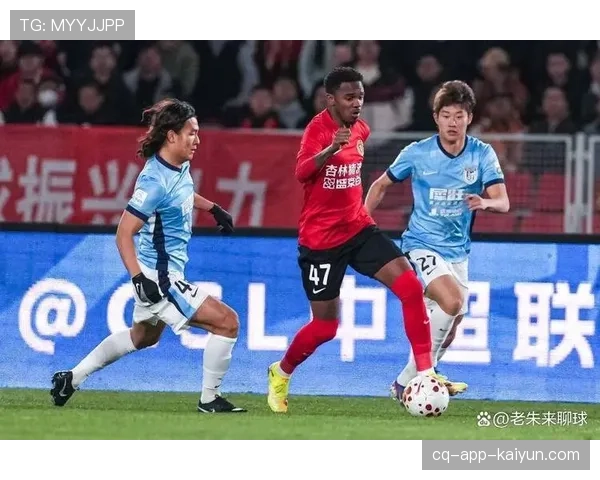 大连英博五连胜背后的战术变革：放弃传控幻想，专注防守反击